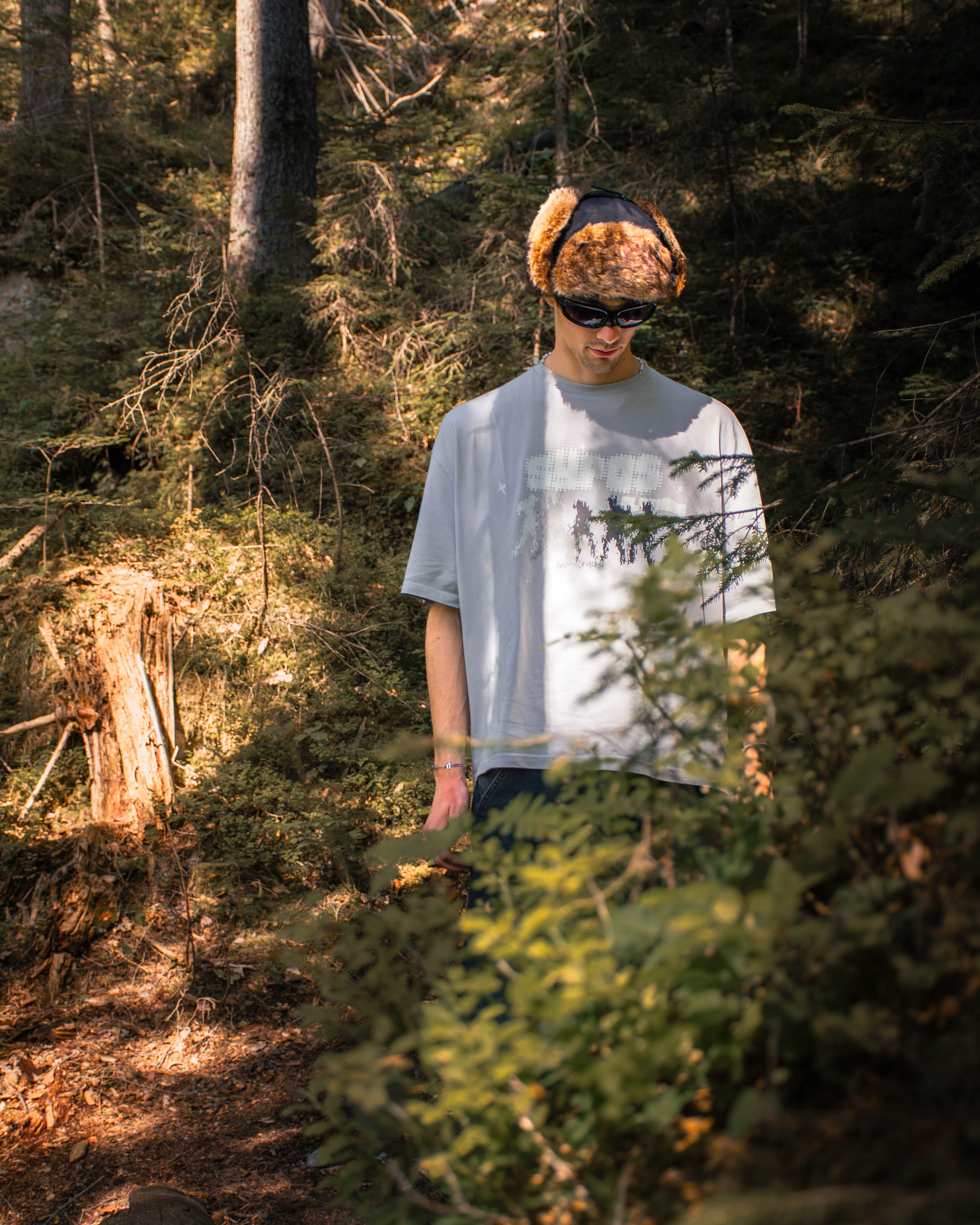 Sypos Nightlife T-Shirt Outfit mit Gebüsch