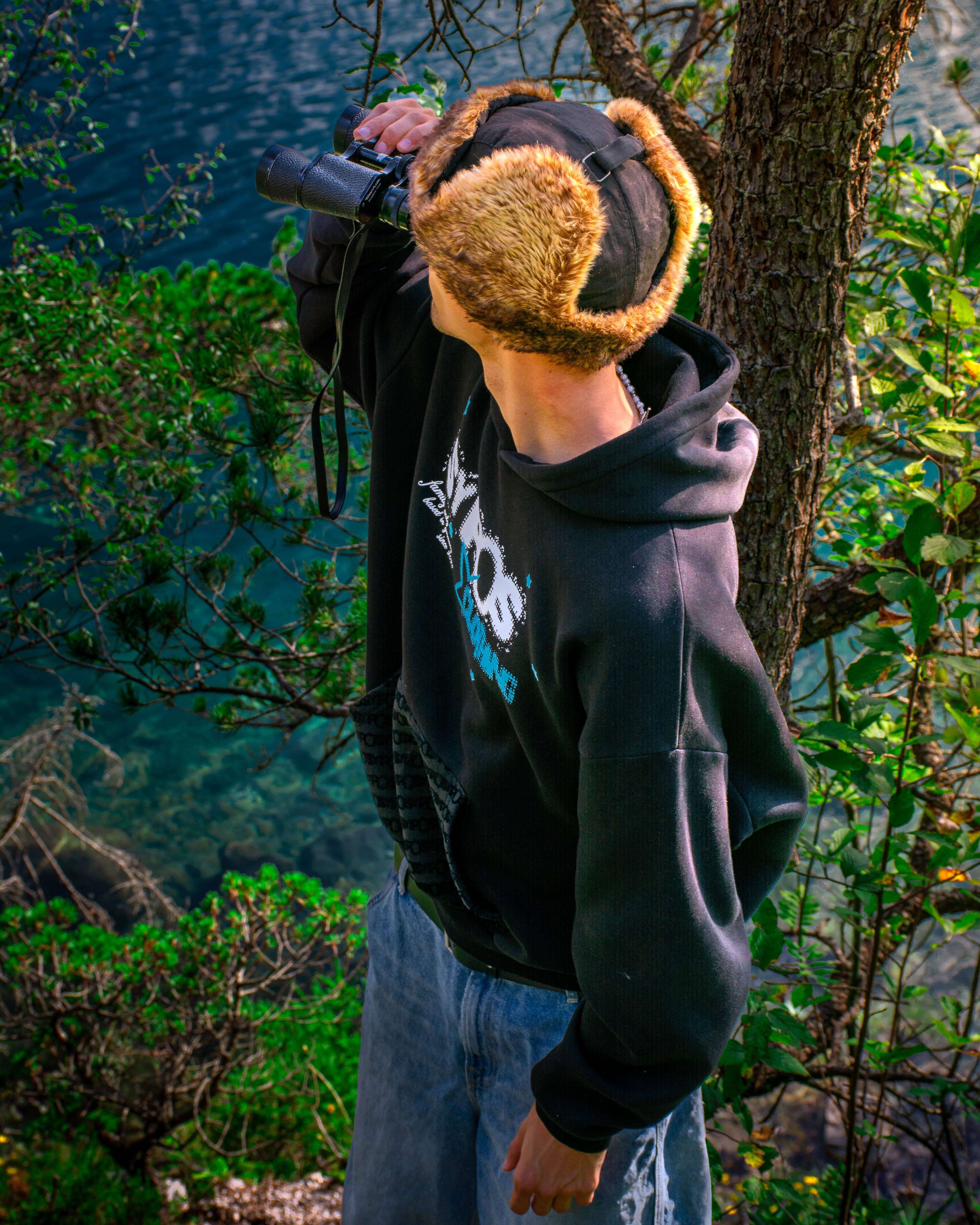 Sypos Rising Stras Fit detail mit Fernglas